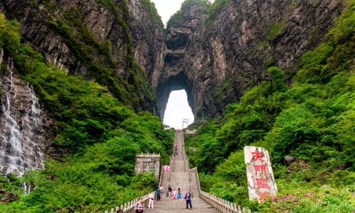 Китайцы называют храм Волшебной пещерой Западной Хунани.